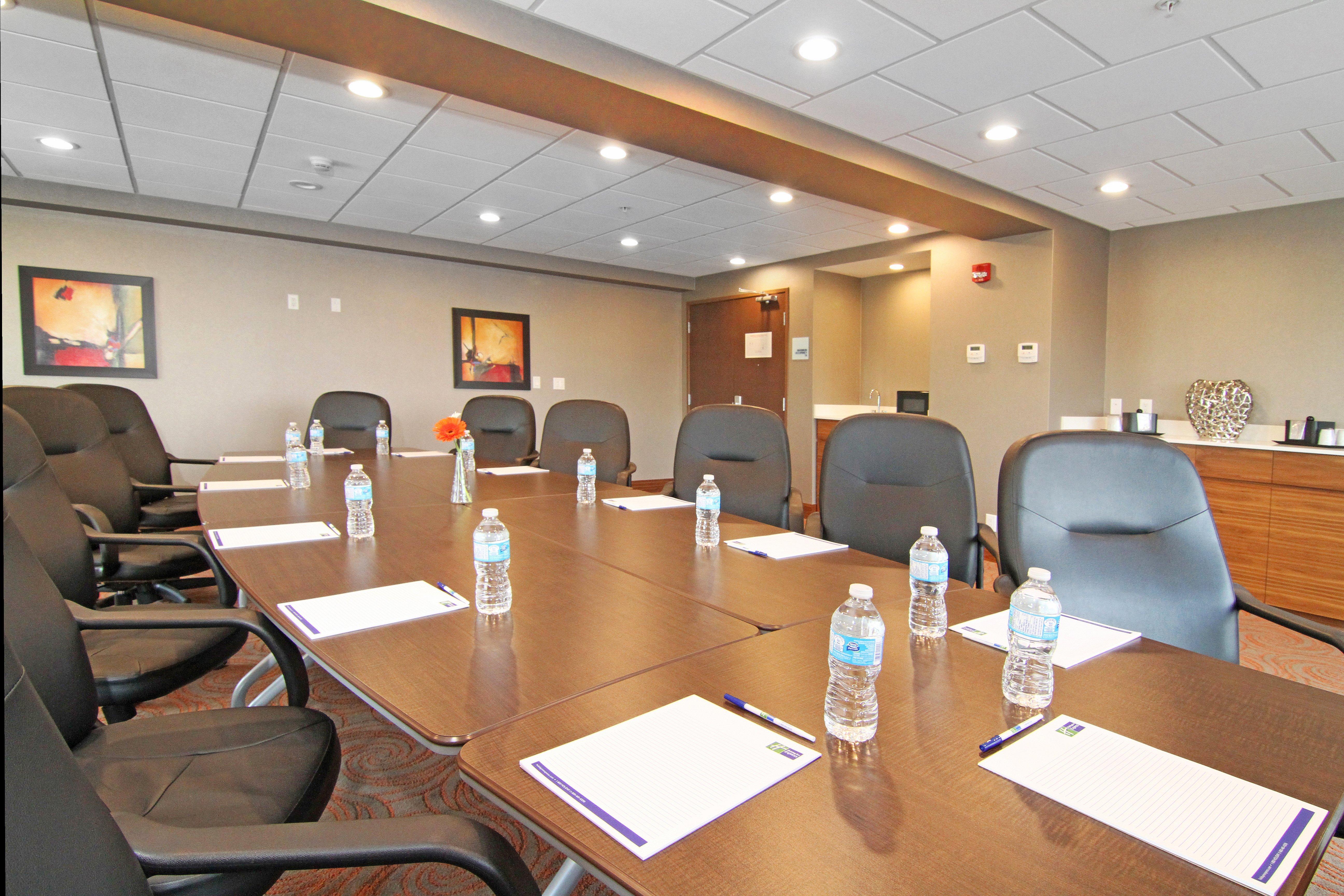 Holiday Inn Express And Suites Calgary University By Ihg Экстерьер фото