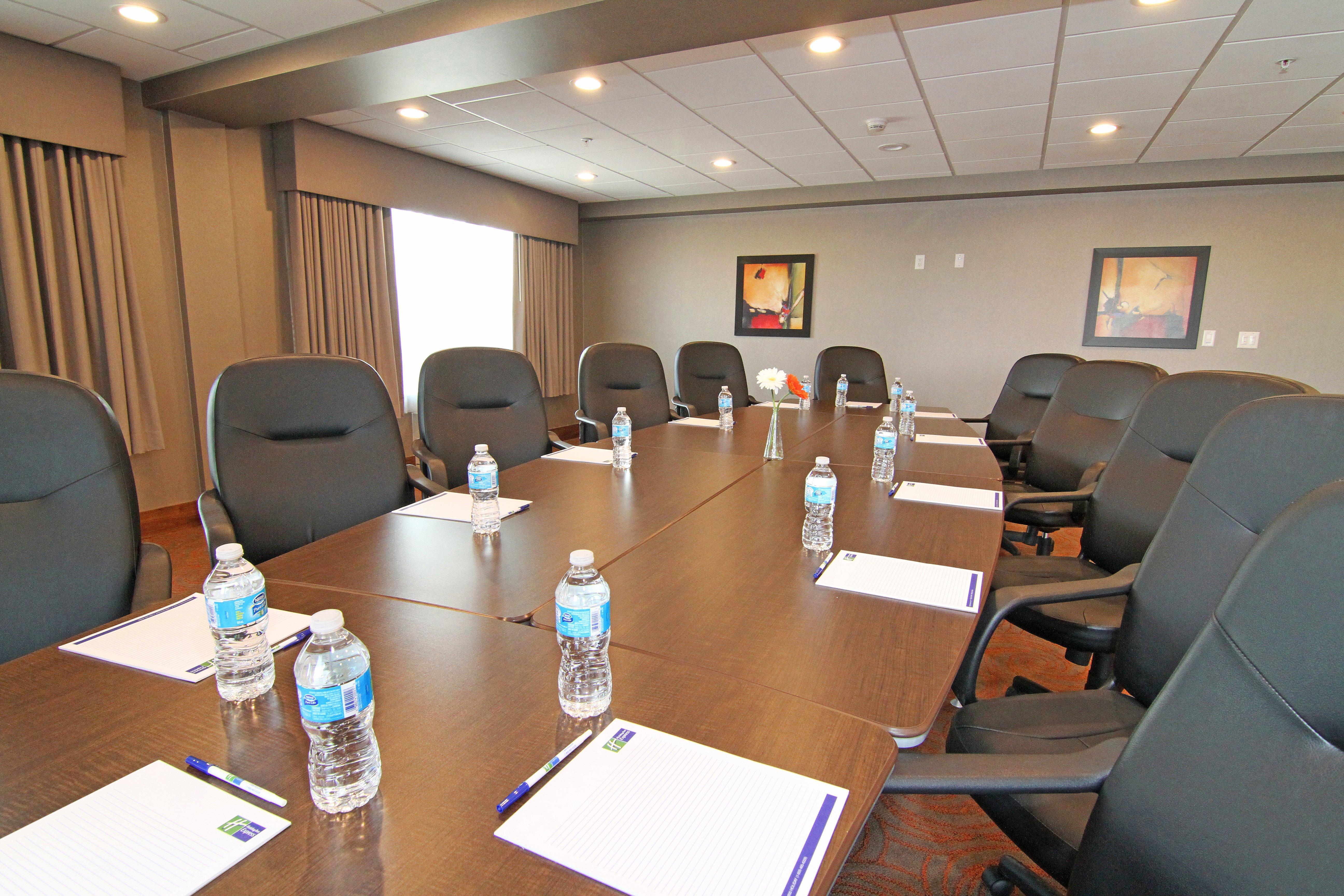 Holiday Inn Express And Suites Calgary University By Ihg Экстерьер фото