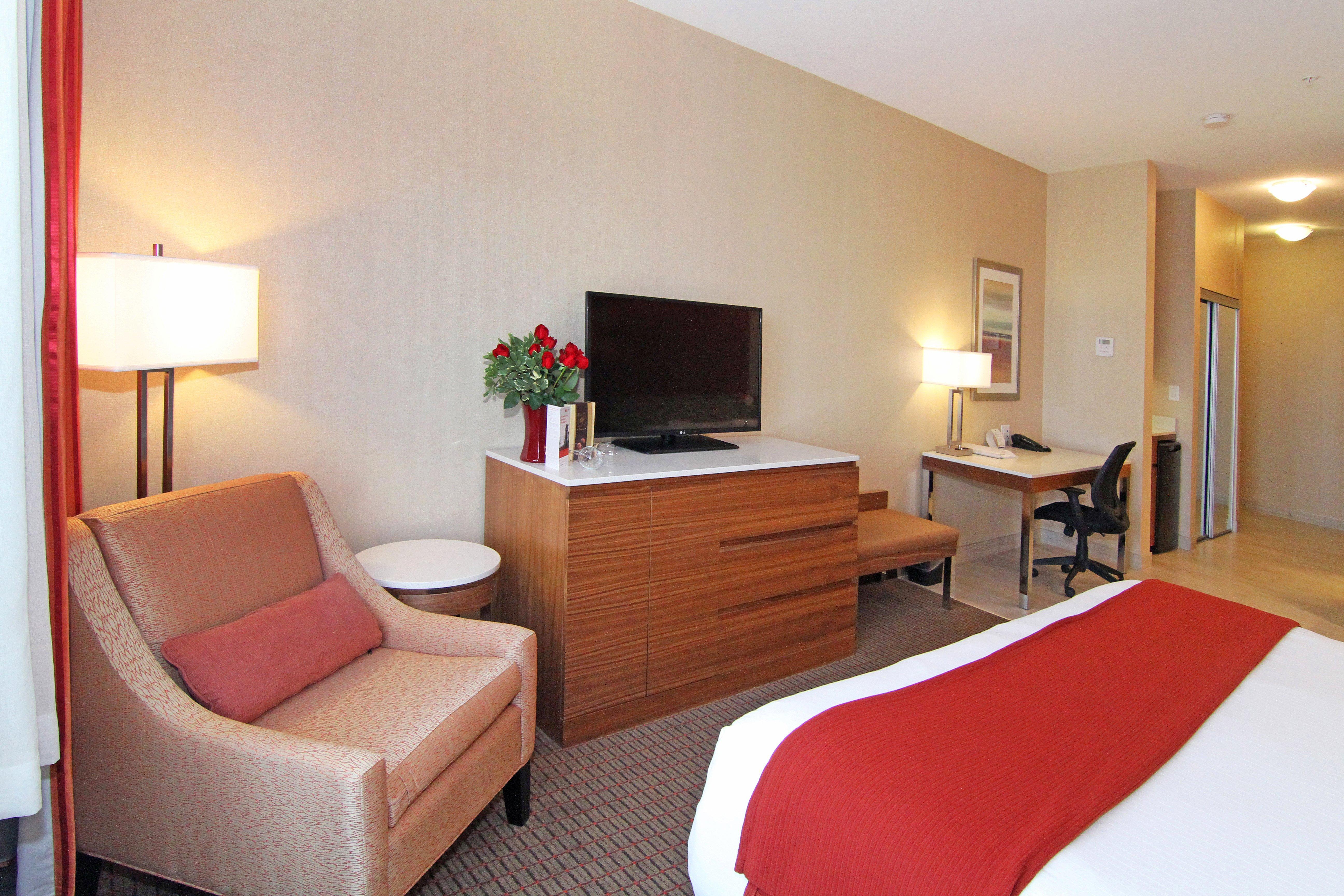 Holiday Inn Express And Suites Calgary University By Ihg Экстерьер фото